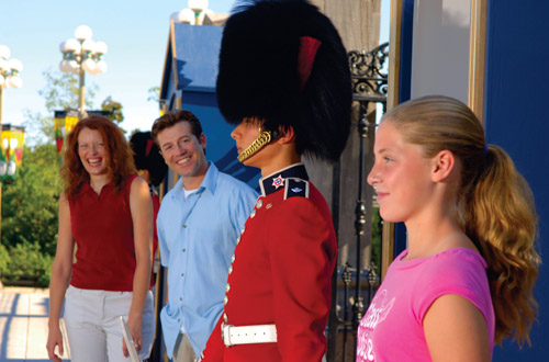 ottawa-tourism-family-guard.jpg