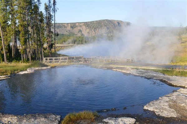 yellowstone_hot_spring (Medium).jpg